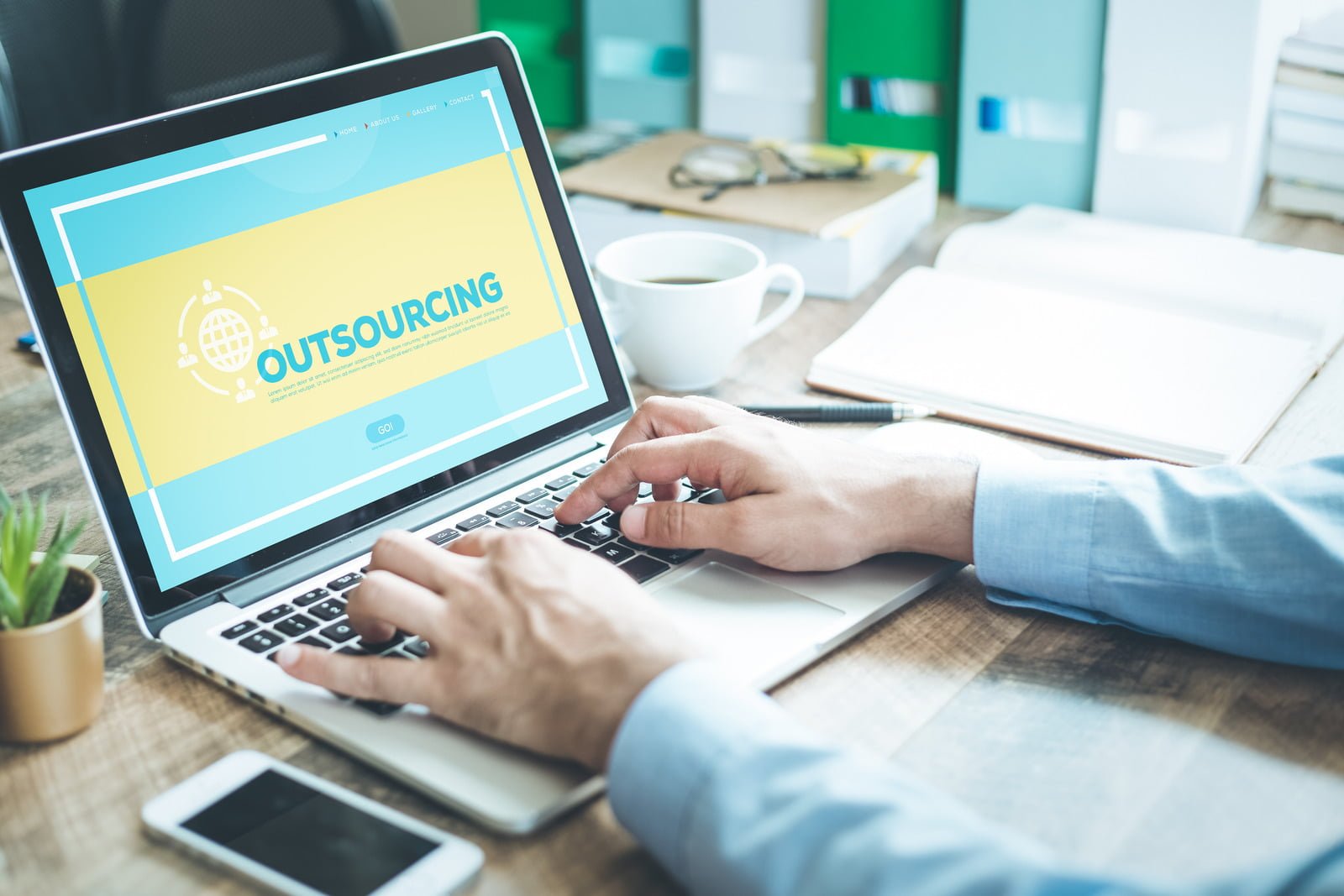 Zluck-How-To-Outsource-Your-Project-To-A-Web-Design-Company-Cover